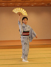 赤い着物でポーズ